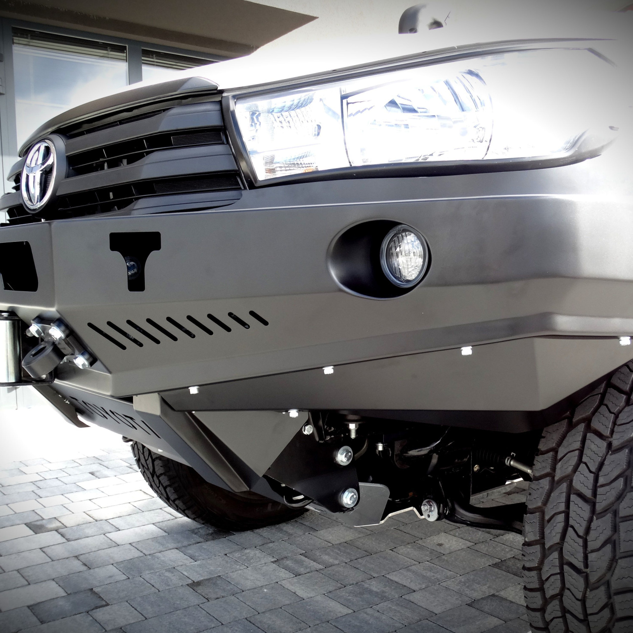 ZDERZAK PRZEDNI BEZ BULLBARA DO TOYOTY HILUX REVO 2016